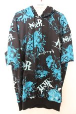 画像1: NieR Clothing / 総柄半袖パーカー F ブラックｘブルー O-26-06-28-003-PU-TO-YM-OS (1)