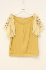 画像1: axes femme / 袖刺繍入りプルオーバー  イエロー O-26-07-01-006-AX-TO-OW-OS (1)