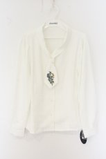 画像1: an another angelus / ローズ刺繍ショールカラーネクタイブラウス F オフシロ O-26-07-02-050-CA-BL-OW-OS (1)