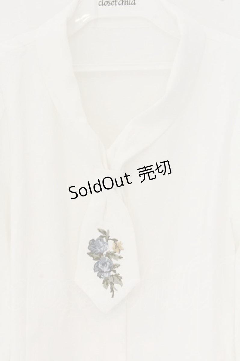 画像2: an another angelus / ローズ刺繍ショールカラーネクタイブラウス F オフシロ O-26-07-02-050-CA-BL-OW-OS (2)