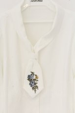 画像2: an another angelus / ローズ刺繍ショールカラーネクタイブラウス F オフシロ O-26-07-02-050-CA-BL-OW-OS (2)
