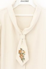画像2: an another angelus / ローズ刺繍ショールカラーネクタイブラウス F ライトベージュ O-26-07-02-052-CA-BL-OW-OS (2)