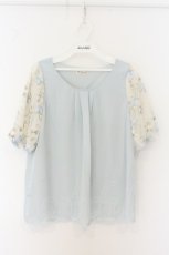 画像1: axes femme / 袖チュール刺繍トップス M サックス O-26-07-04-062-AX-TO-IG-OS (1)
