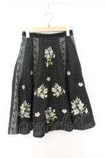 画像1: axes femme / ドット柄×お花刺繍入りスカート M クロ O-26-07-04-008-AX-SK-OW-OS (1)