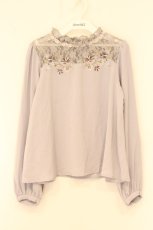画像1: axes femme / レース切り替え刺繍プルオーバー M ブルーグレー O-26-07-13-051-AX-TO-OW-OS (1)