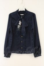 画像1: axes femme / 花刺繍リボンサテンブラウス F ネイビー O-26-07-13-058-AX-BL-OW-OS (1)