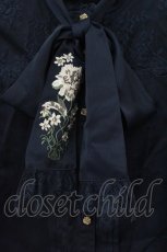 画像2: axes femme / 花刺繍リボンサテンブラウス F ネイビー O-26-07-13-058-AX-BL-OW-OS (2)