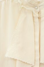画像2: axes femme / バラ刺繍ラッフルフリルブラウス M キナリ O-26-07-13-063-AX-BL-OW-OS (2)