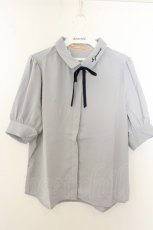 画像1: Fi.n.t / 刺繍入り半袖ブラウス F ブルーグレー O-26-07-21-1001-CA-BL-OW-OS (1)