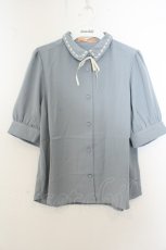画像1: Fi.n.t / 配色タイ付きはしごリボン衿5分袖ブラウス F ライトブルー O-26-07-21-1007-CA-BL-OW-OS (1)