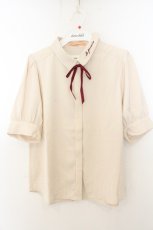 画像1: Fi.n.t / リボンタイ付きロゴ刺繍衿ブラウス F ライトベージュ O-26-07-21-1008-CA-BL-OW-OS (1)