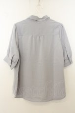 画像2: Fi.n.t / 刺繍入り半袖ブラウス F ブルーグレー O-26-07-21-1001-CA-BL-OW-OS (2)