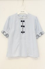 画像1: axes femme POETIQUE / トランプ刺繍プチリボンブラウス M サックス O-26-07-23-033-AX-BL-IG-OS (1)