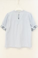 画像4: axes femme POETIQUE / トランプ刺繍プチリボンブラウス M サックス O-26-07-23-033-AX-BL-IG-OS (4)