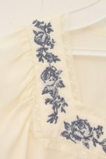 画像2: an another angelus / スクエアネックアンティークローズ刺繍ブラウス  アイボリー O-26-07-26-1069-CA-BL-IG-OS (2)