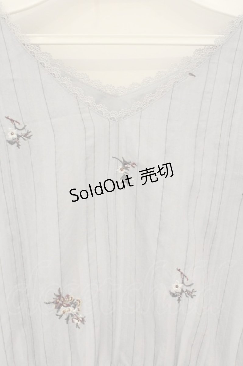 画像2: axes femme / ストライプ刺繍ティアードワンピース M サックス O-26-07-26-1026-AX-OP-OW-OS (2)