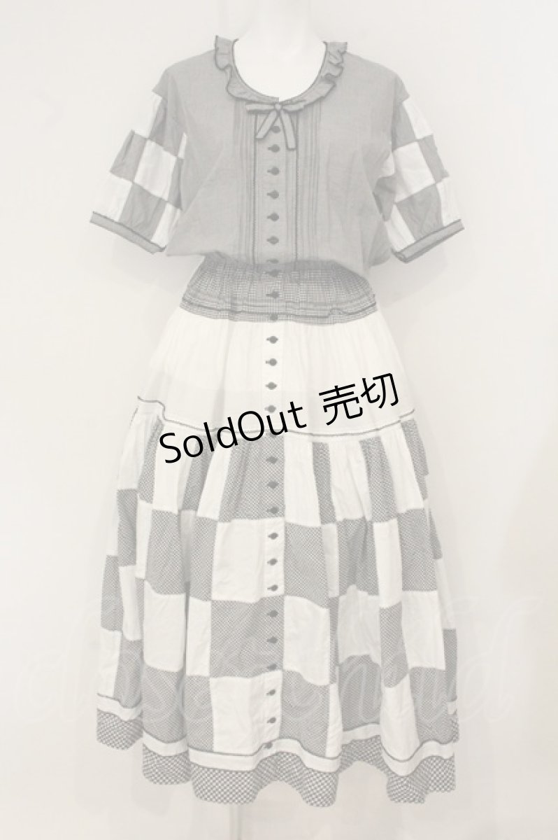 画像1: WONDERFUL WORLD / チェックパッチワーク半袖ワンピース  シロ×クロ O-26-07-30-071-LO-OP-IG-OS (1)