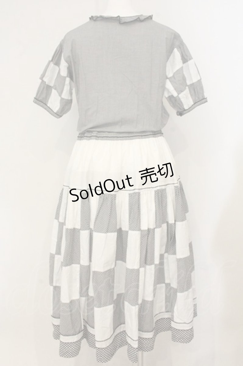 画像4: WONDERFUL WORLD / チェックパッチワーク半袖ワンピース  シロ×クロ O-26-07-30-071-LO-OP-IG-OS (4)