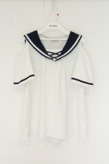 画像1: axes femme POETIQUE / リボン付セーラー肩あきブラウス  シロ×ネイビー O-26-08-09-016-AX-TO-IG-OS (1)