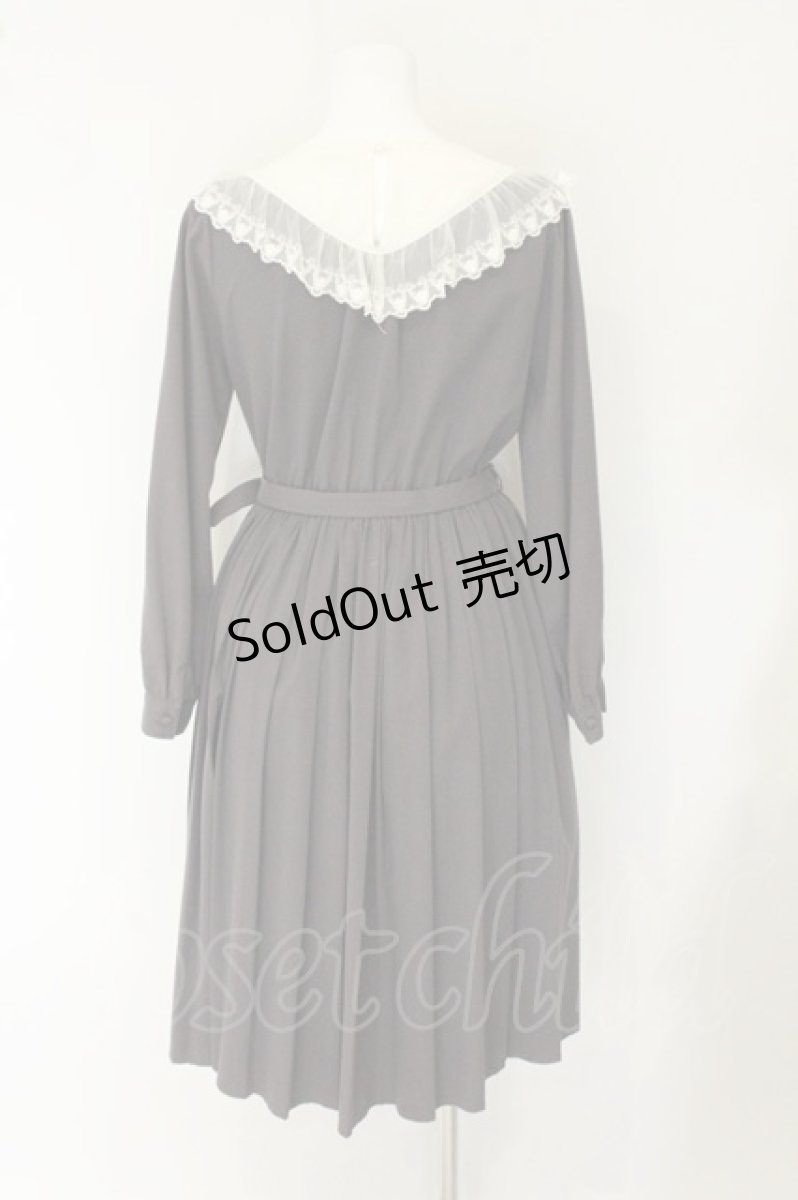画像2: axes femme POETIQUE / ベルト付きプリーツワンピース  グレー×シロ O-26-08-09-020-AX-OP-IG-OS (2)
