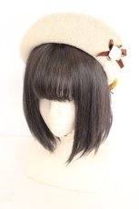 画像1: axes femme / ブローチ付きサマーベレー 57.5cm ベージュ O-26-08-12-018-AX-AC-OW-OS (1)