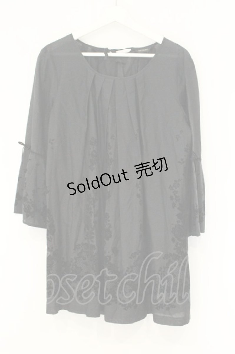 画像1: INGEBORG / コサージュつきフロッキーチュニック 11号 クロ O-26-08-13-065-LO-TO-OW-OS (1)