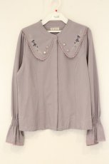 画像1: axes femme / ローズ刺繍ビッグカラーブラウス F ラベンダー O-26-08-20-055-AX-BL-OW-OS (1)