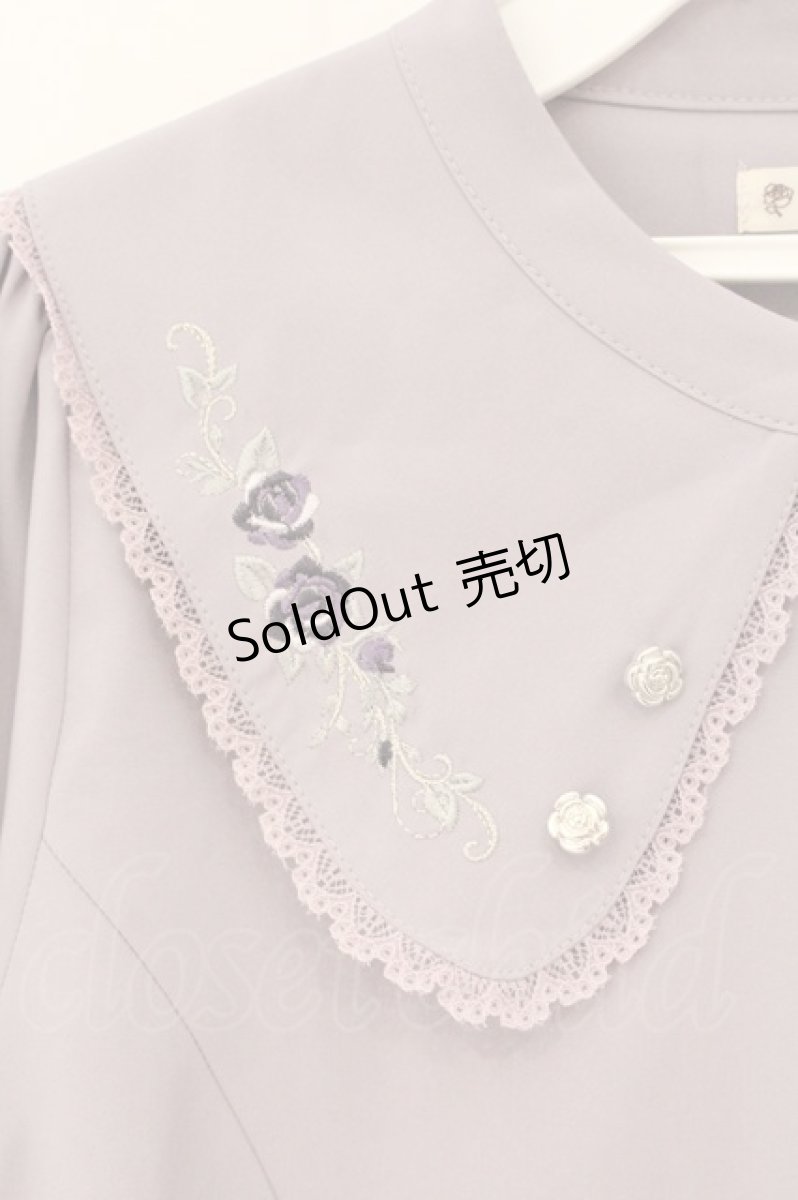画像2: axes femme / ローズ刺繍ビッグカラーブラウス F ラベンダー O-26-08-20-055-AX-BL-OW-OS (2)
