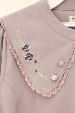 画像2: axes femme / ローズ刺繍ビッグカラーブラウス F ラベンダー O-26-08-20-055-AX-BL-OW-OS (2)