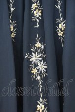 画像2: axes femme / フラワー刺繍イレヘムスカート F ネイビー O-26-08-21-011-AX-SK-IG-OS (2)