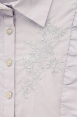 画像2: axes femme / 刺繍入ボリュームフリルブラウス F ブルー O-26-08-22-083-AX-BL-OW-OS (2)