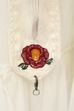 画像3: Ozz oneste / 椿刺繍涼風ケープ  ホワイト O-26-08-24-012-OO-TO-IG-OS (3)
