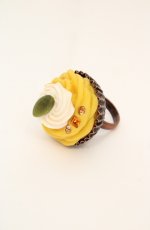 画像1: Q-pot. / カボチャモンブランカップケーキリング  イエロー O-26-08-25-1021-QP-AC-IG-OS (1)