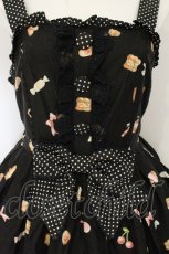 画像2: Angelic Pretty / お菓子の国シャーリングジャンパースカート  クロ O-26-08-25-089-AP-OP-OW-OS (2)