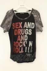 画像1: SEX POT ReVeNGe / ヘビ柄ラグランTシャツ  ブラック O-26-08-27-067-SP-TO-IG-OS (1)