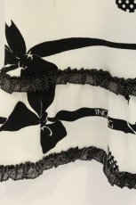 画像3: INGEBORG / カメリアリボン柄チュニック 9 オフシロ×クロ O-26-08-27-089-LO-TO-IG-OS (3)