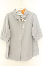 画像1: F i.n.t / リボンタイ付きロゴ刺繍衿ブラウス F ライトグレー O-26-08-28-065-CA-BL-OW-OS (1)