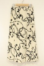 画像1: INGEBORG / ネックレスプリントロヌスカート M アイボリー×クロ O-26-08-29-011-LO-SK-IG-OS (1)