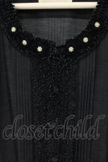 画像2: INGEBORG / フラワーモチーフ付フリル＆タックデザインロングワンピース 4(11号) クロ O-26-08-29-030-LO-OP-IG-OS (2)