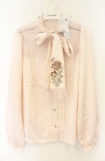 画像1: axes femme / 花刺繍リボンサテンブラウス F ピンク O-26-08-30-091-AX-BL-OW-OS (1)