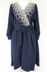 画像1: axes femme / 刺繍入りカシュクールワンピース M ネイビー O-26-08-30-037-AX-OP-OW-OS (1)