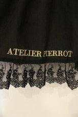 画像2: ATELIER PIERROT / ロゴ刺繍入りレースエプロン  ブラック O-26-09-01-017-EL-ZA-IG-OS (2)
