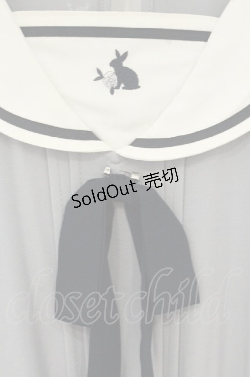 画像2: axes femme POETIQUE / ウサギ刺繍セーラーワンピース【多屋来夢コラボ】 M グレー O-26-09-04-038-AX-OP-OW-OS (2)