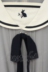 画像2: axes femme POETIQUE / ウサギ刺繍セーラーワンピース【多屋来夢コラボ】 M グレー O-26-09-04-038-AX-OP-OW-OS (2)
