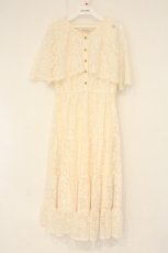 画像1: axes femme / ケープ風レースティアードワンピース F キナリ O-26-09-04-089-AX-OP-OW-OS (1)