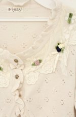 画像2: axes femme / 巻きバラニットボレロ  アイボリー O-26-09-05-004-AX-TO-IG-OS (2)