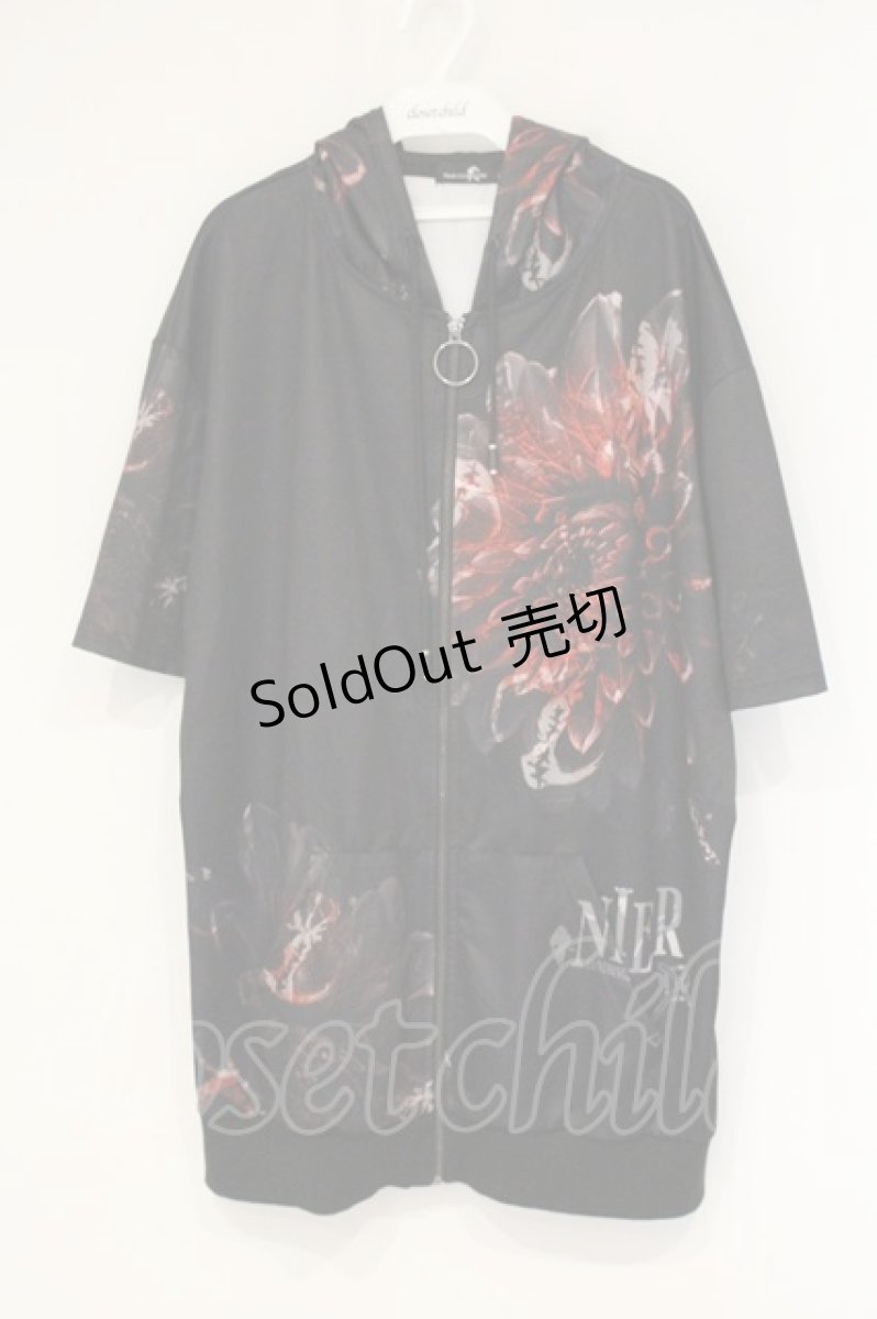 画像1: NieR Clothing / 転写pt半袖パーカー F ブラック×レッドフラワー O-26-09-11-1024-PU-TO-OW-OS (1)