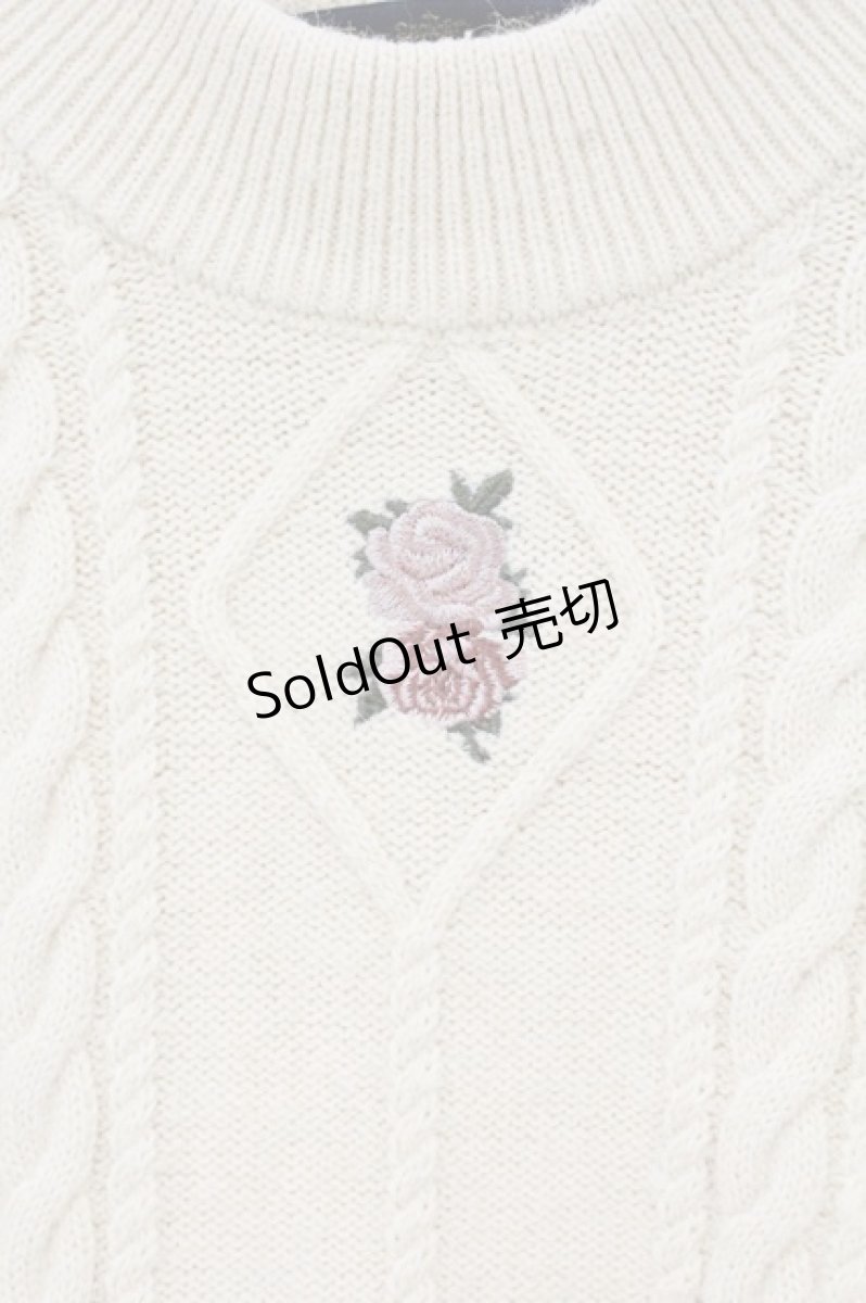 画像2: an another angelus / カメオ風ローズ刺繍ニットプルオーバー  アイボリー O-26-09-14-054-CA-TO-IG-OS (2)