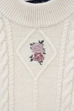 画像2: an another angelus / カメオ風ローズ刺繍ニットプルオーバー  アイボリー O-26-09-14-054-CA-TO-IG-OS (2)