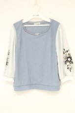 画像1: axes femme / 花刺繍チュール袖七分袖プルオーバー F サックス O-26-09-14-2044-AX-TO-OW-OS (1)